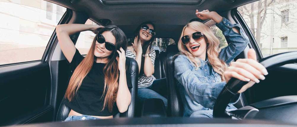 Frauen grooven im Auto