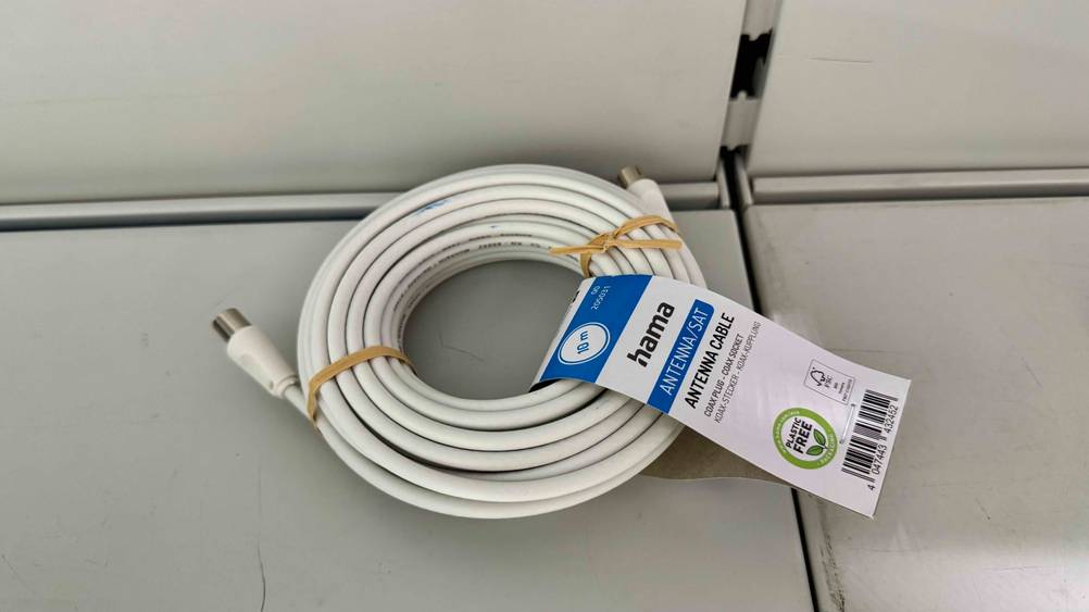 Auf einem hellen Regal liegt ein Antennenkabel (10 m) im Test.