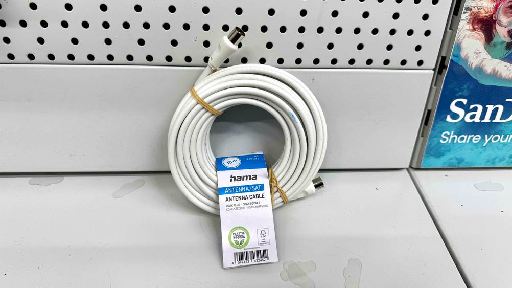 Ein getestetes Antennenkabel (10 m) lehnt an einer hellen Fläche.
