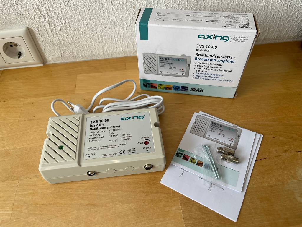 Antennenverstärker mit Zubehör und Original-Verpackung.
