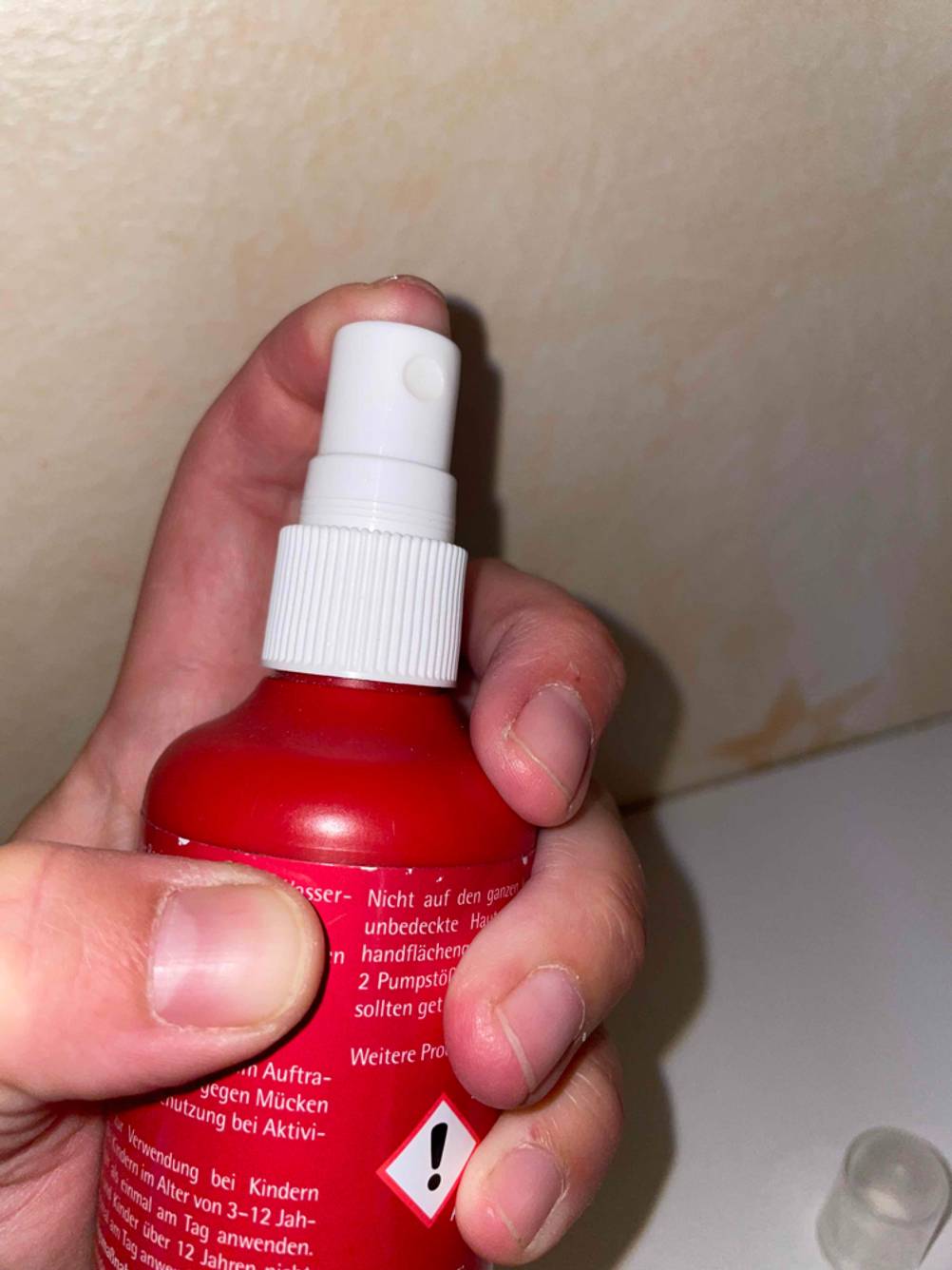 Anti Brumm Forte mit Finger am Sprühaufsatz