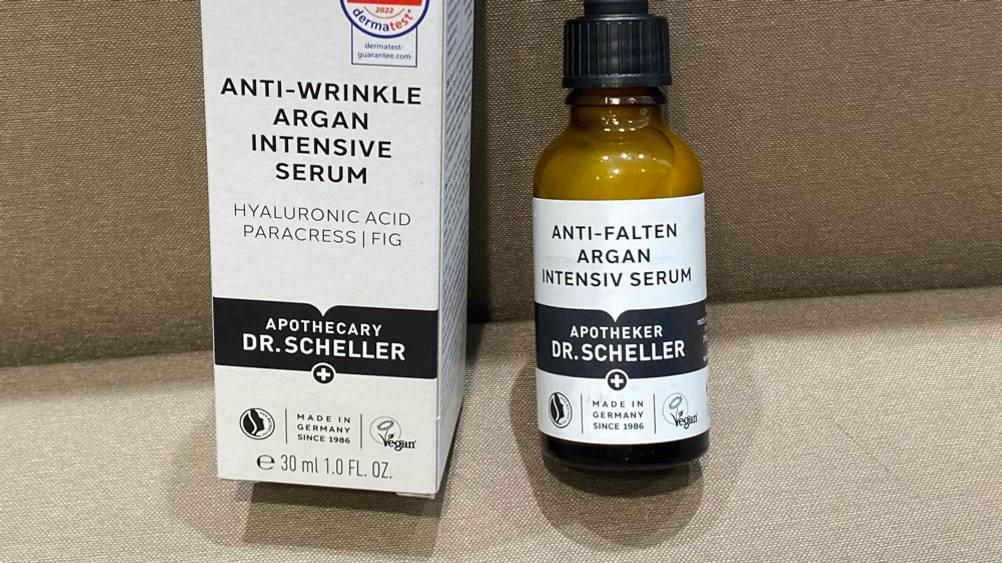 Anti-Falten-Serum geteste: Nahaufnahme des Labels auf der Packung.