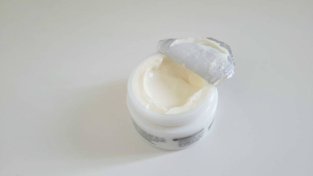 Isana-Antifaltencreme geöffneter Tiegel