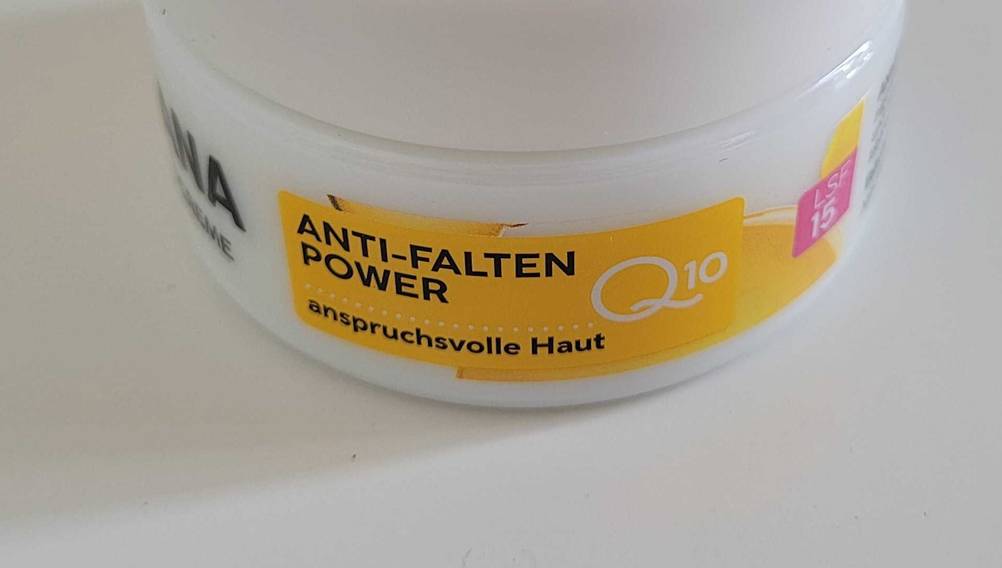 Isana-Antifaltencreme Tiegel von vorne mit Aufschrift 