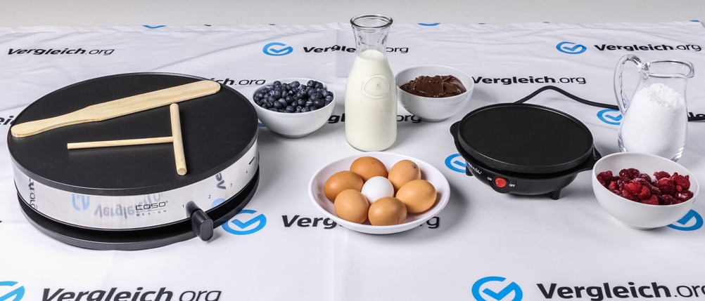 Crepes-Maker-Test: Gerät mit den einzelnen Zutaten auf einem Tisch