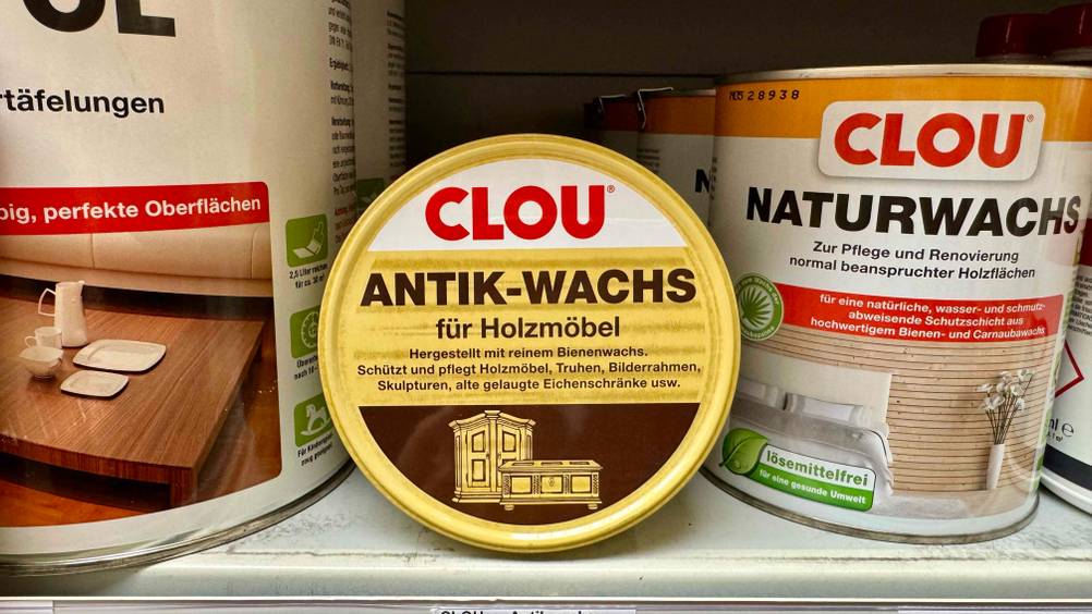 Eine Dose des Antikwachs im Test in einem Verkaufsregal neben anderen Produkten.