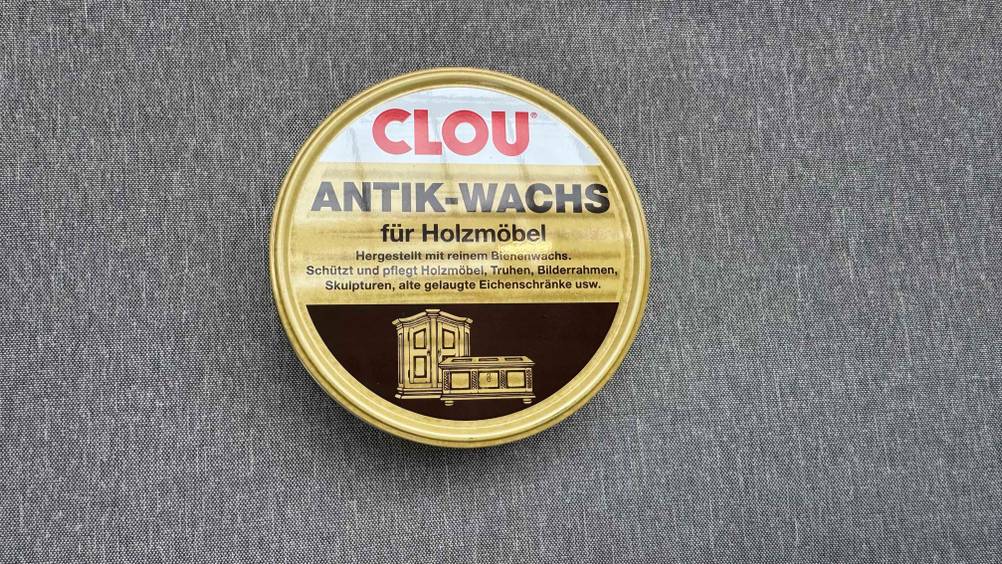 Getestet: Das Antikwachs auf einem grauen Stoff.