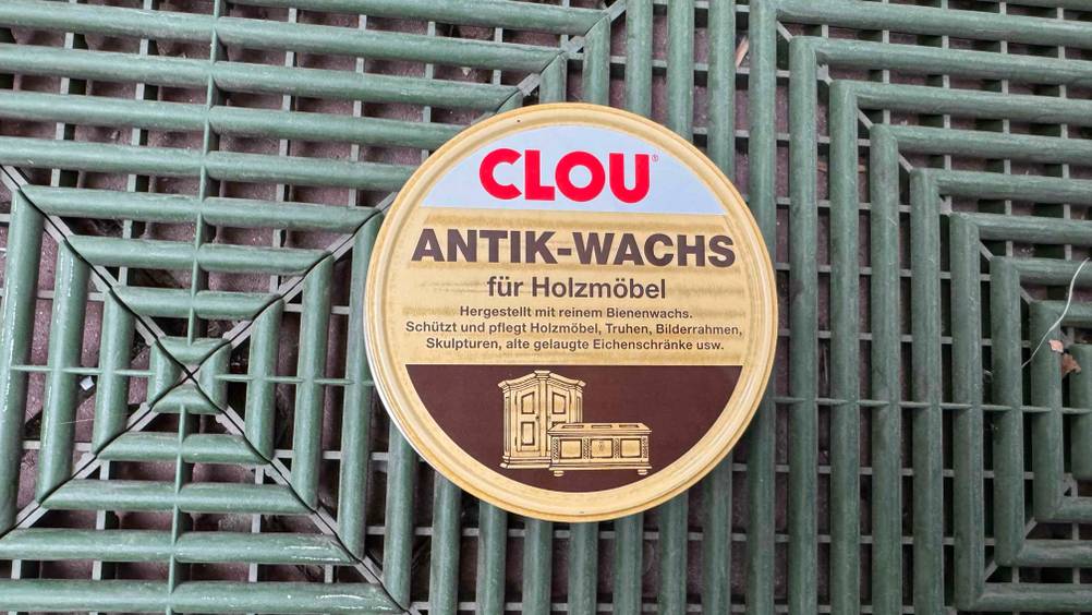 Eine Dose des getesteten Antikwachs auf einem Boden liegend.