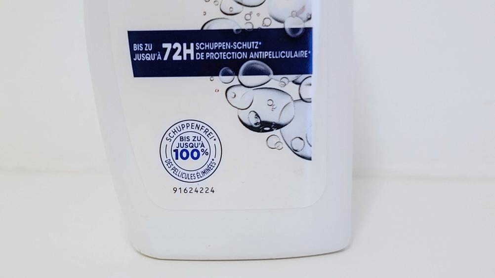 Antischuppenshampoo im Test: Nahaufnahme der Informationen auf der Vorderseite der Verpackung.