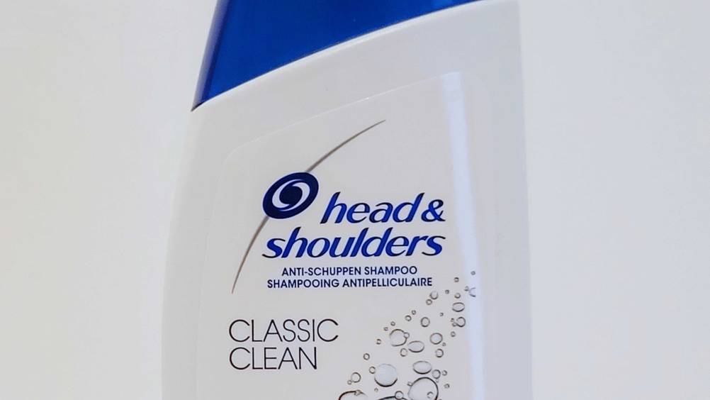 Antischuppenshampoo getestet: Nahaufnahme des Labels auf der Vorderseite mit Logo und Artikelbezeichnung.