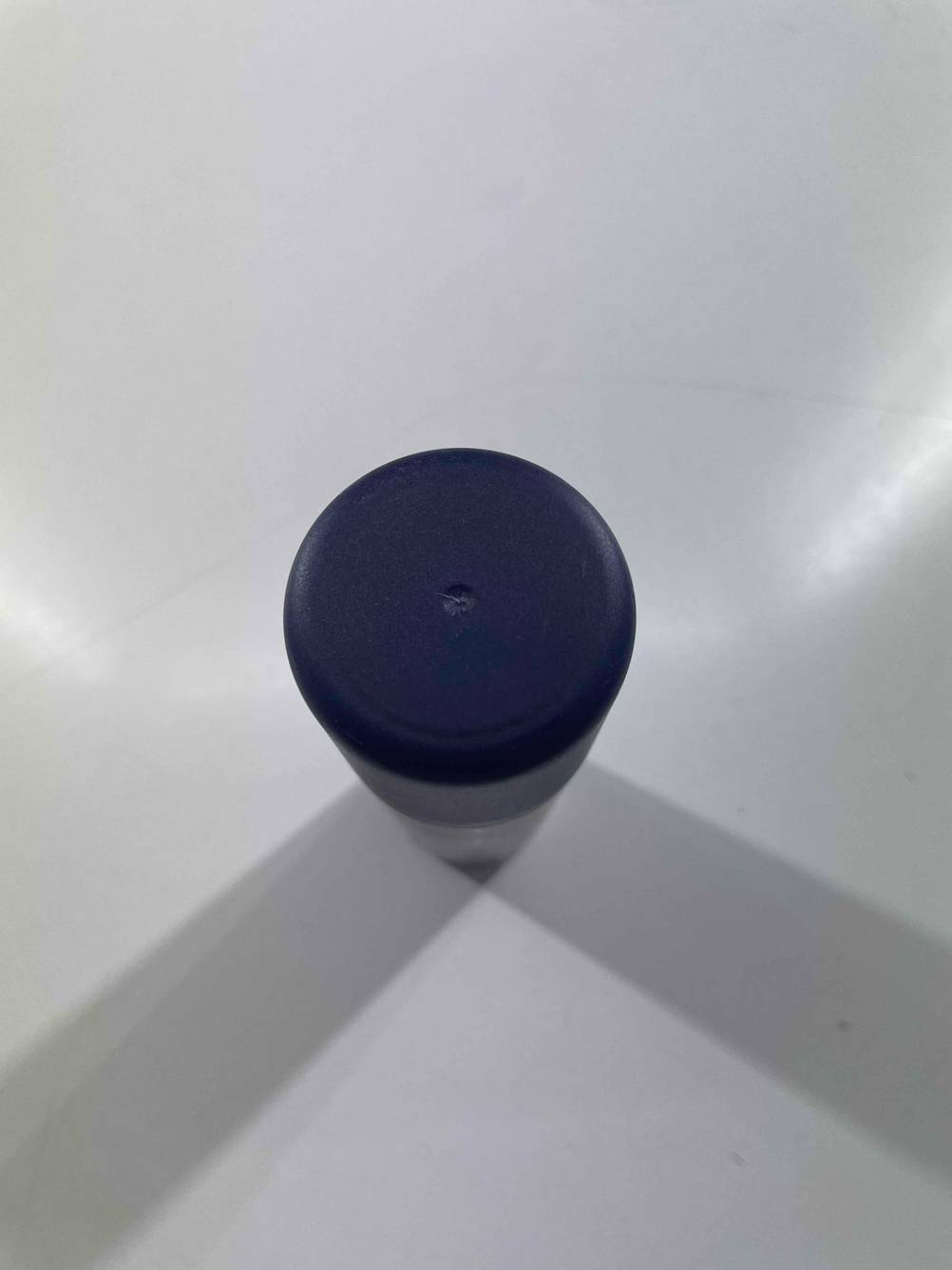 Antistatik-Spray-Test: Nahaufnahme der Verschlusskappe von oben.