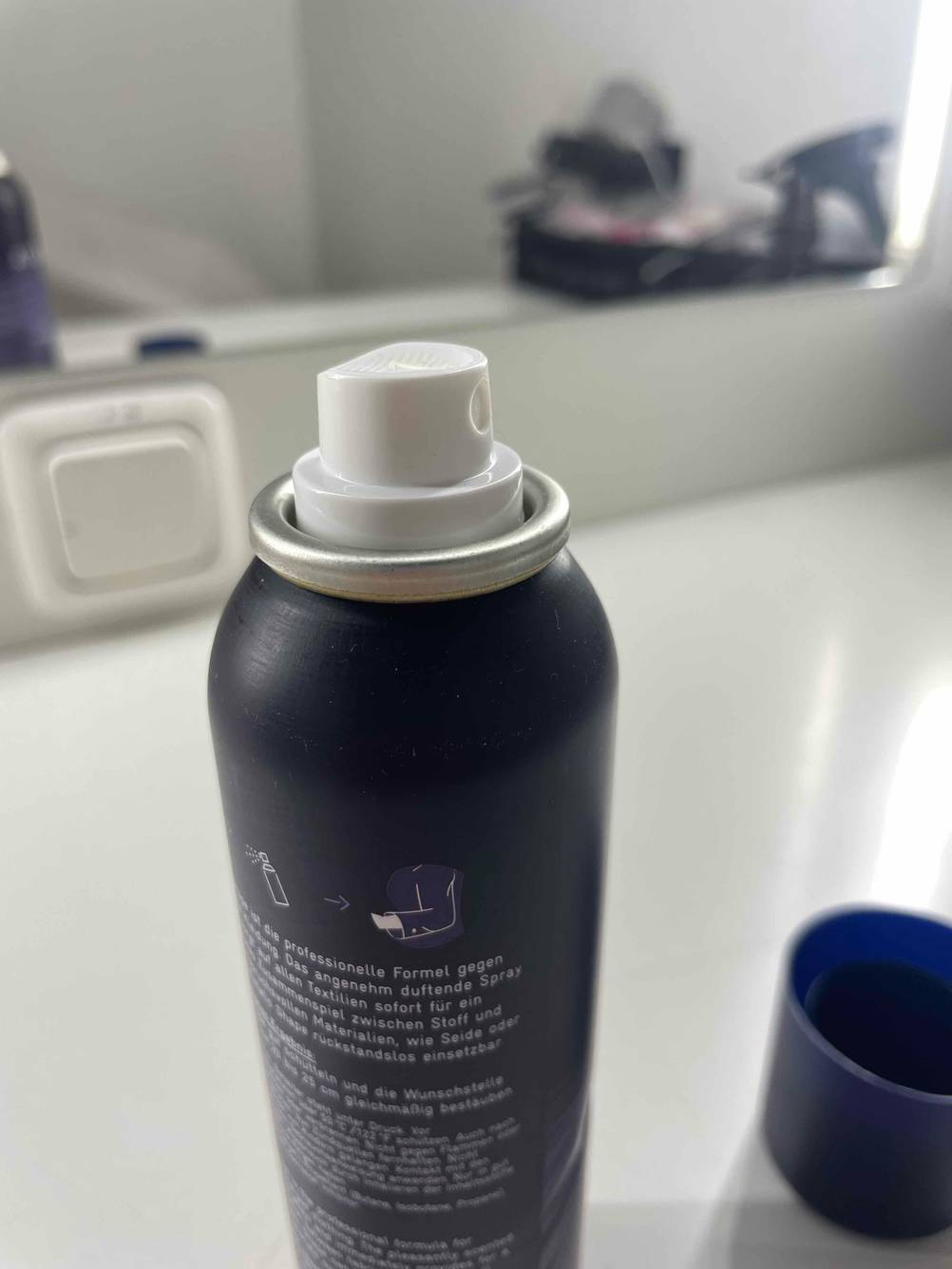 Nahaufnahme der Sprühkappe eines Antistatik-Sprays getestet.