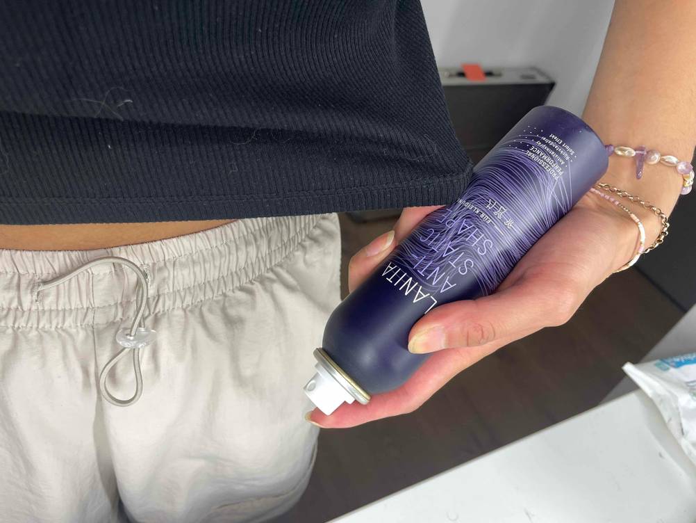 Getestet: Das Antistatik-Spray in einer Hand.
