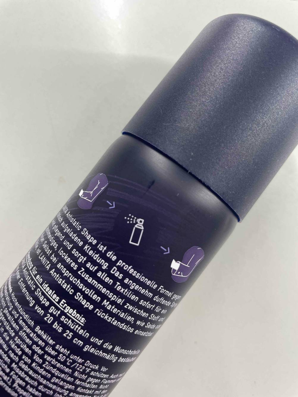 Antistatik-Spray im Test: Nahaufnahme der Rückseite mit Infografiken.