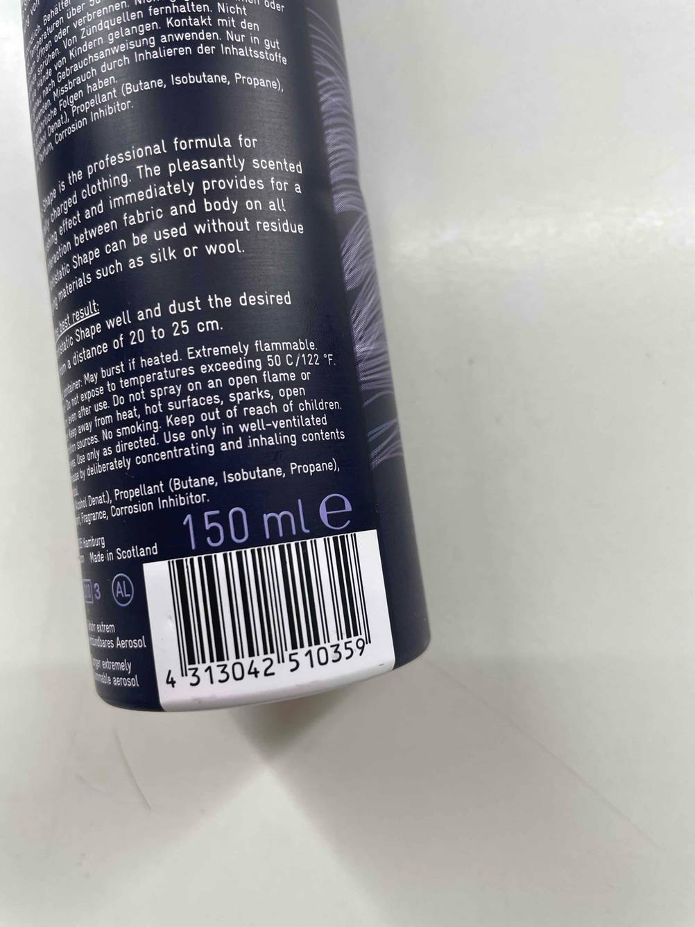 Antistatik-Spray-Test: Nahaufnahme der Rückseite mit Strichcode und Inhalt.