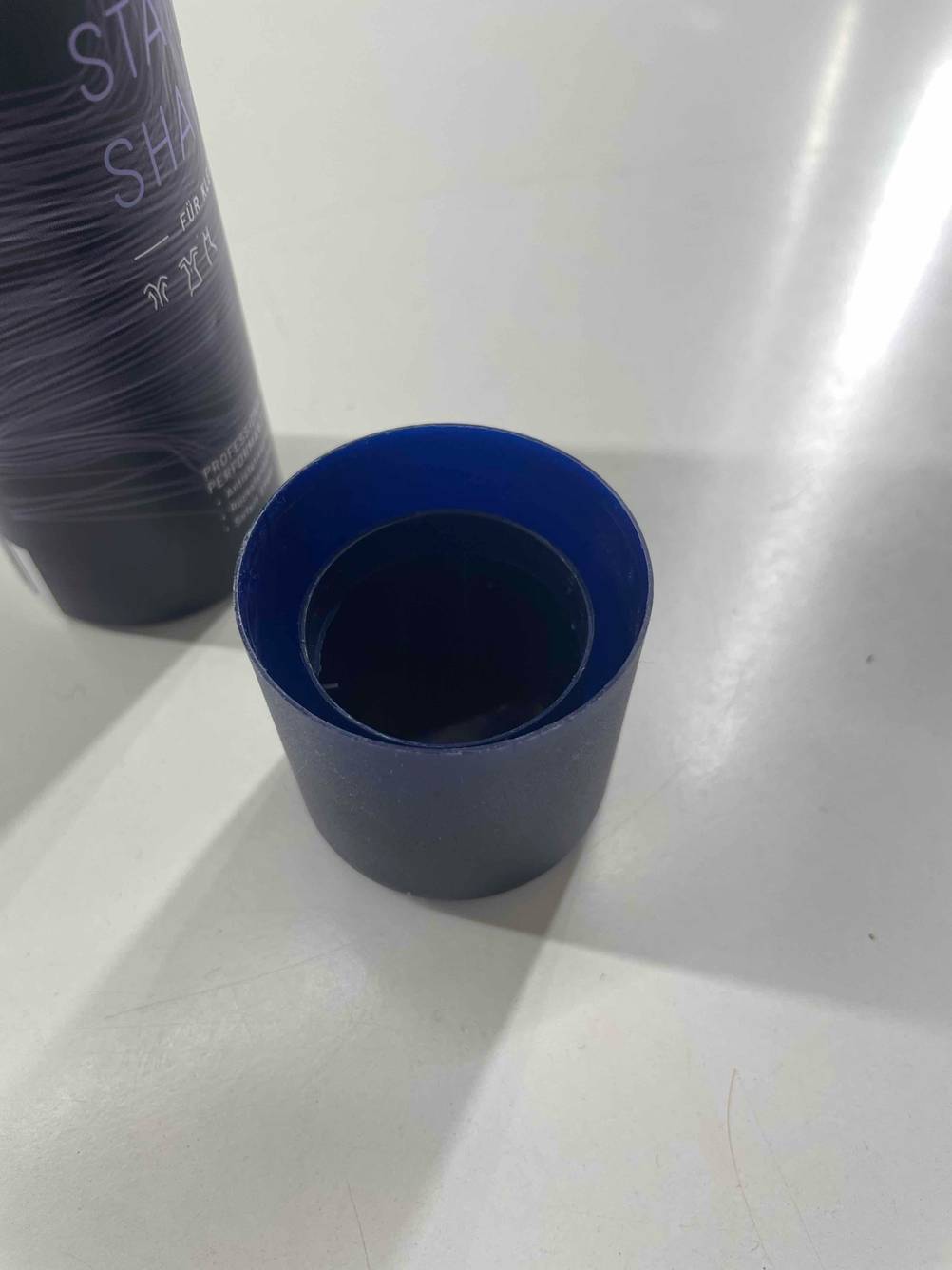 Antistatik-Spray getestet: Nahaufnahme der Kappe auf einer hellen Fläche.