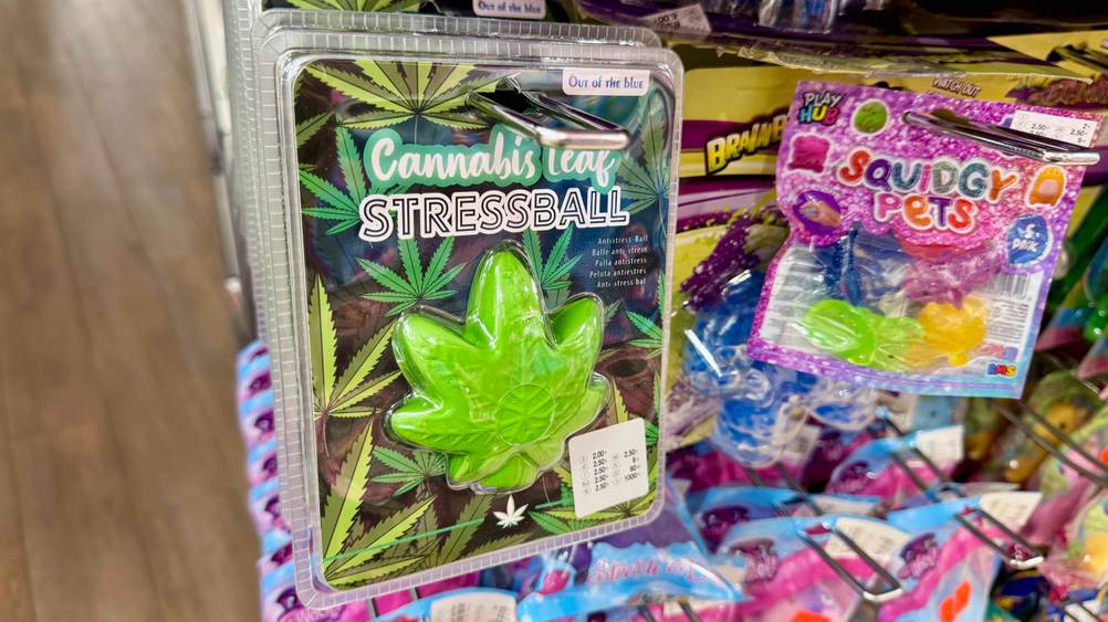 In einem Verkaufsregal hängt der getestete Antistressball neben anderen Produkten.