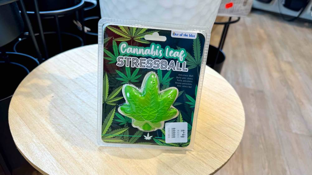 Auf einem Tisch befindet sich der transparent verpackte Antistressball im Test.