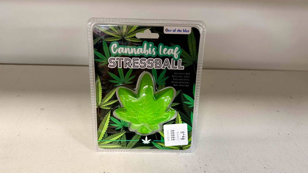 Der getestete Antistressball auf einem weißen Regal.