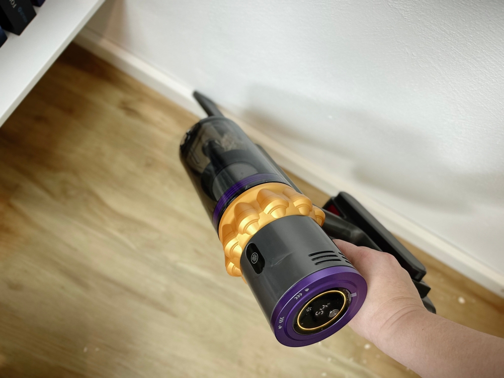 Der Anyson Stars 5 wird entlang einer Fußleiste geführt. Auf dem Boden befinden sich Reste von Sägespänen.