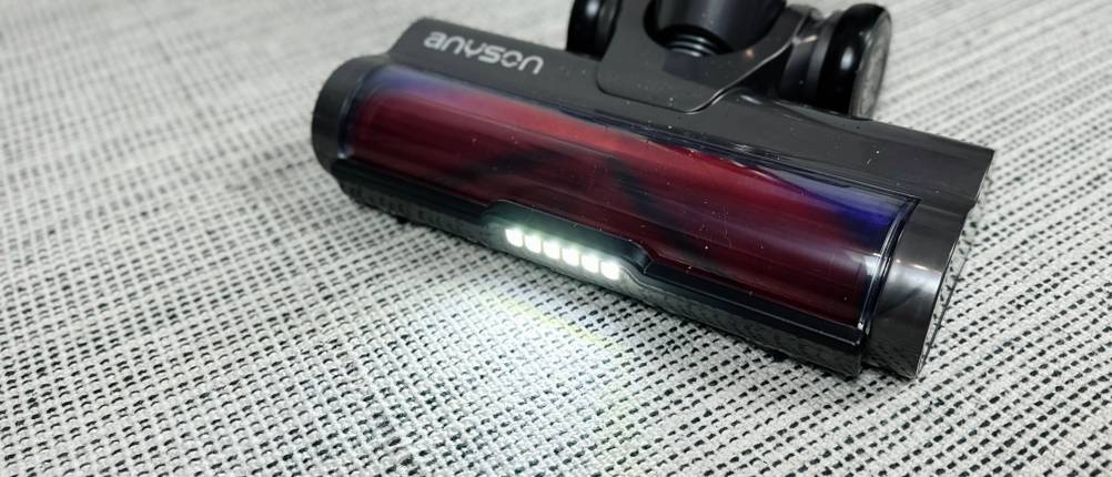 Die Bodendüse des Anyson Stars 5 ist im Einsatz. Die integrierte LED-Beleuchtung ist eingeschaltet und leuchtet den Boden aus.