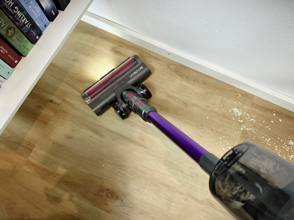 Der Anyson Stars 5 wird auf einem Holzboden benutzt. Die Lenkung erfolgt mühelos entlang eines Möbelstücks.