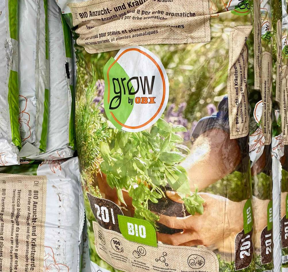 Nahaufnahme der Verpackung der getesteten Anzuchterde mit Logo.