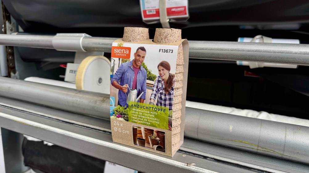 Anzuchttopf im Test: Eine Packung auf einem Gestänge.