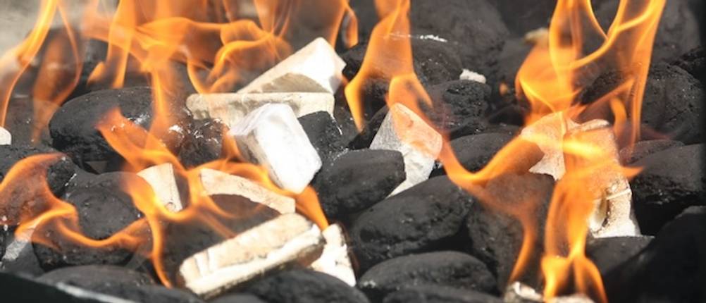 Anzünder getestet: Anzündwürfel inmitten von brennender Holzkohle.