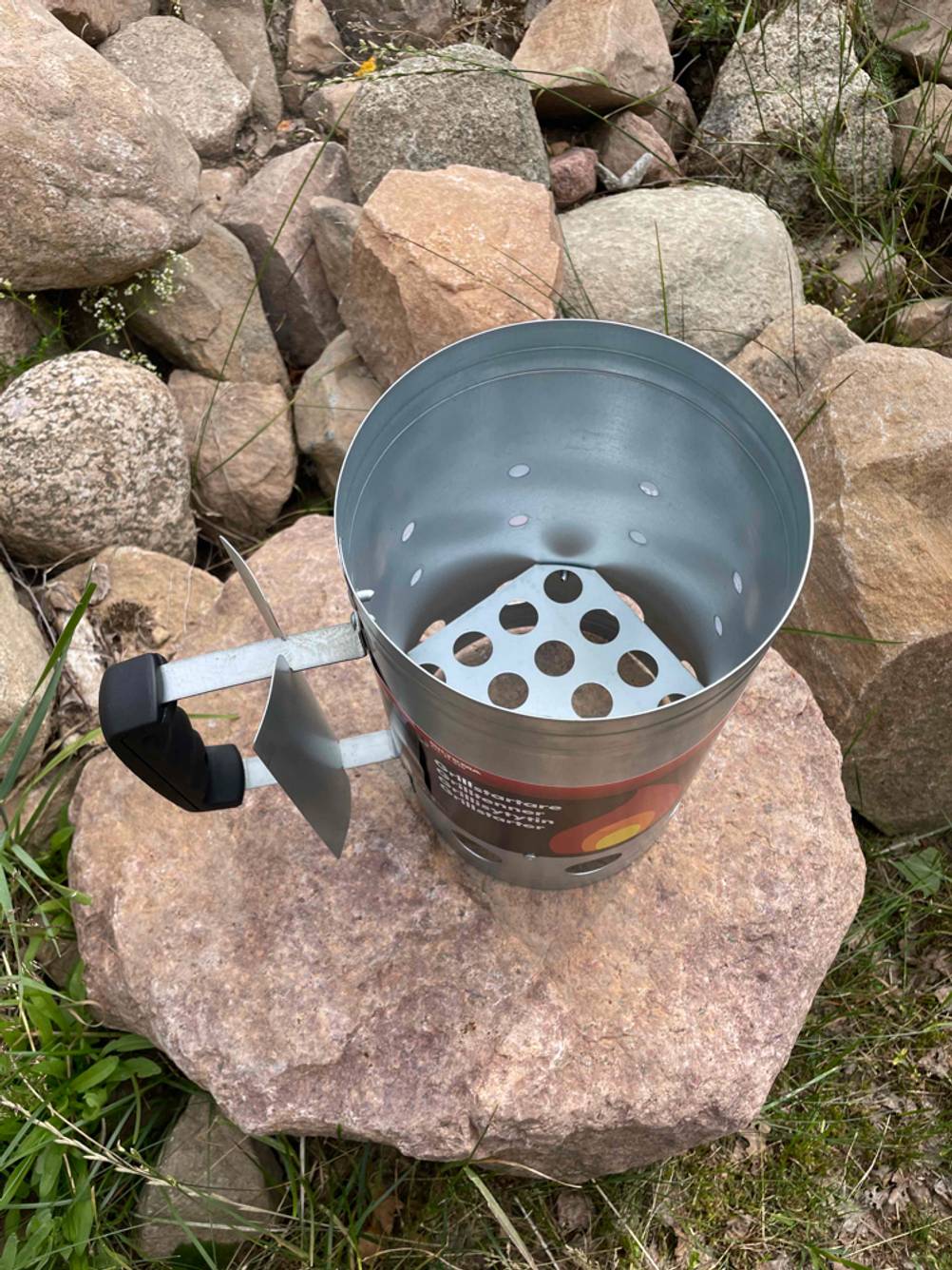 Anzündkamin auf einem großen Stein.