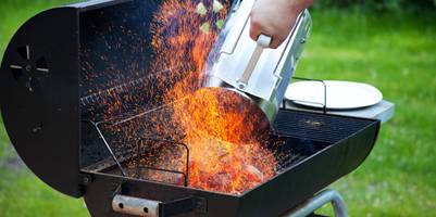 Anzündkamin richtig verwenden: So zünden Sie Grillkohle sicher an