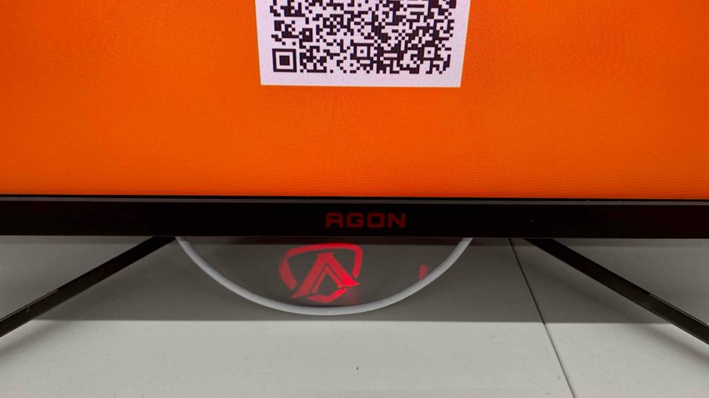 Gaming-Monitor im Test: Nahaufnahme eines eingeschalteten AGON-Modells mit Standfuß.