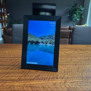 Hochkant-Wasserfoto beim Aorpdd digitaler Bilderrahmen