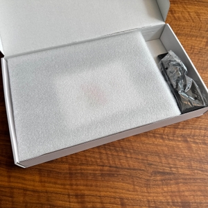 Geöffneter Karton des Aorpdd digitaler Bilderrahmen