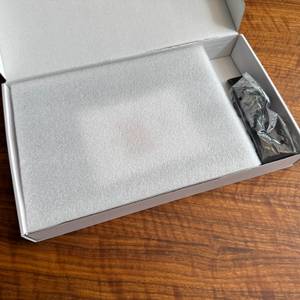 Geöffneter Karton des Aorpdd digitaler Bilderrahmen