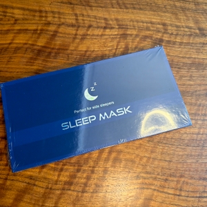 Der Karton der Aosun-Seiden-Schlafmaske liegt auf einem Tisch.