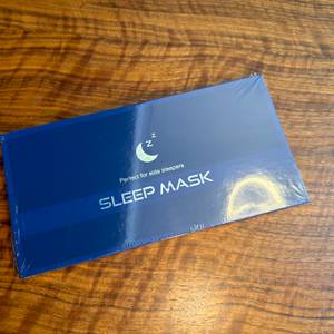 Der Karton der Aosun-Seiden-Schlafmaske liegt auf einem Tisch.