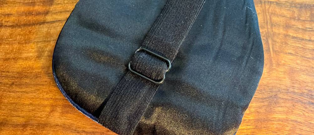 Ein größenverstellbarer Gummi an der Aosun-Seiden-Schlafmaske.