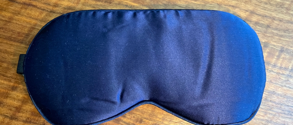 Die Vorderseite der Aosun-Seiden-Schlafmaske.