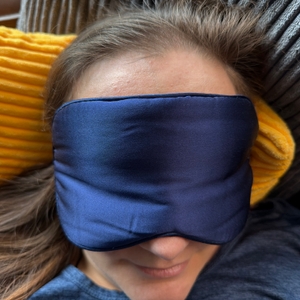 Eine Person trägt die Aosun-Seiden-Schlafmaske.