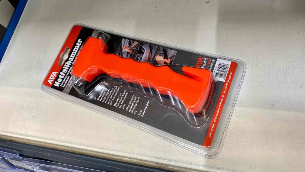 Notfallhammer getestet: Ein Gerät in transparenter Originalverpackung auf einer hellen Fläche.