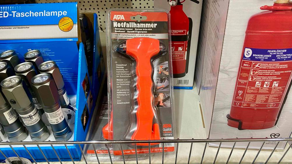 Im Test: Ein Notfallhammer zwischen anderen Produkten in einem Regal.