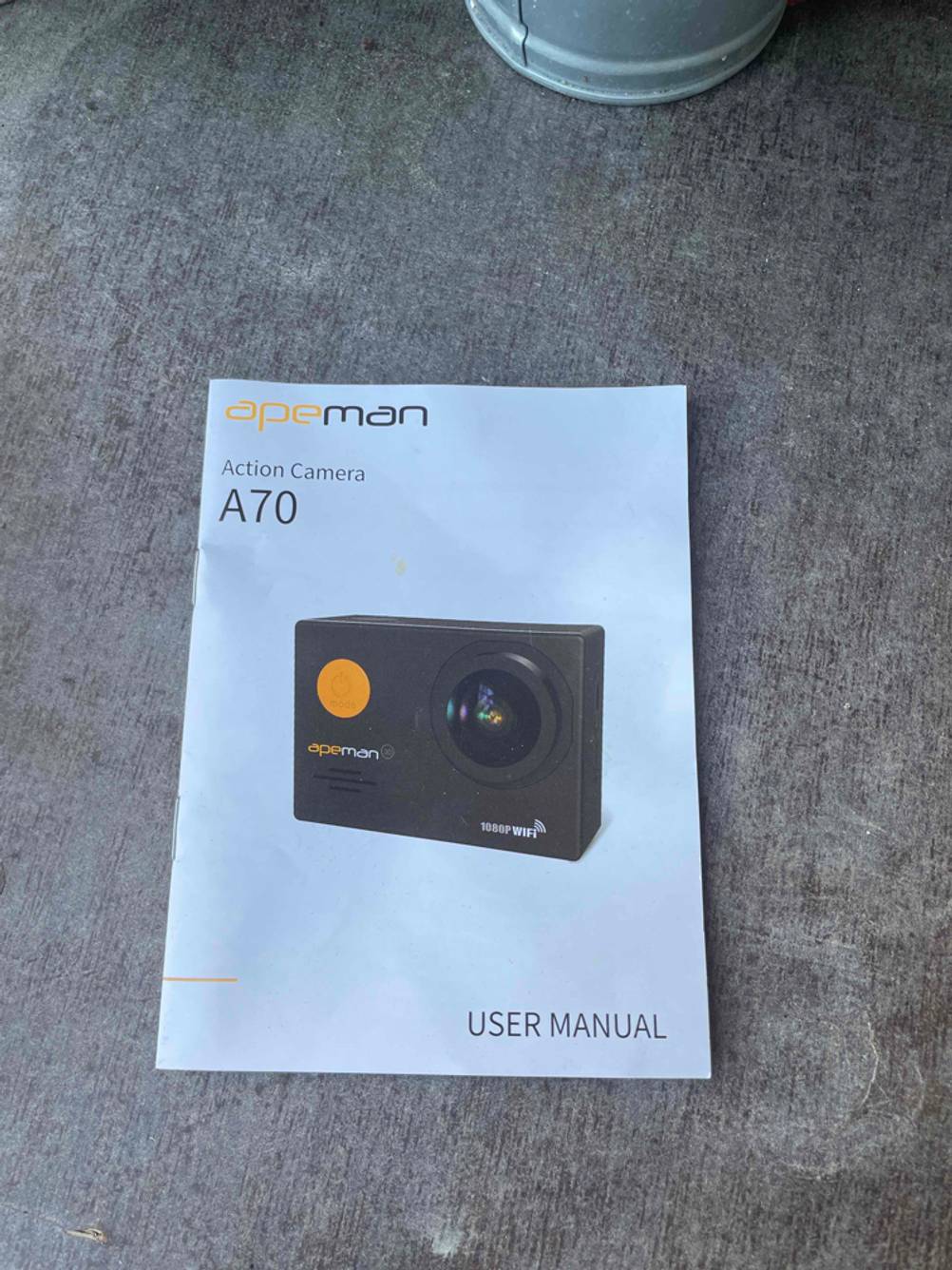 Im Test: Bedienungsanleitung einer Action-Cam auf einem grauen Boden.