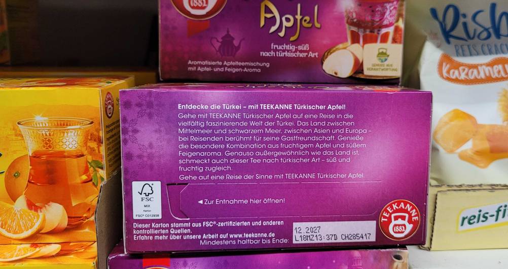 Eine Packung des Apfeltee im Test steht mit der Rückseite nach vorne in einem Verkaufsregal.