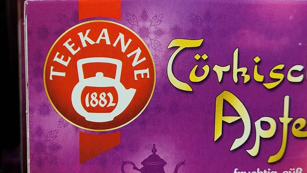 Apfeltee im Test: Nahaufnahme des Logos.