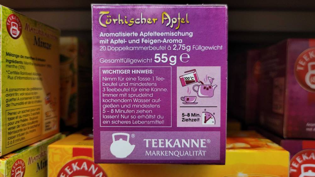 Eine Packung des getesteten Apfeltees von der Seite.