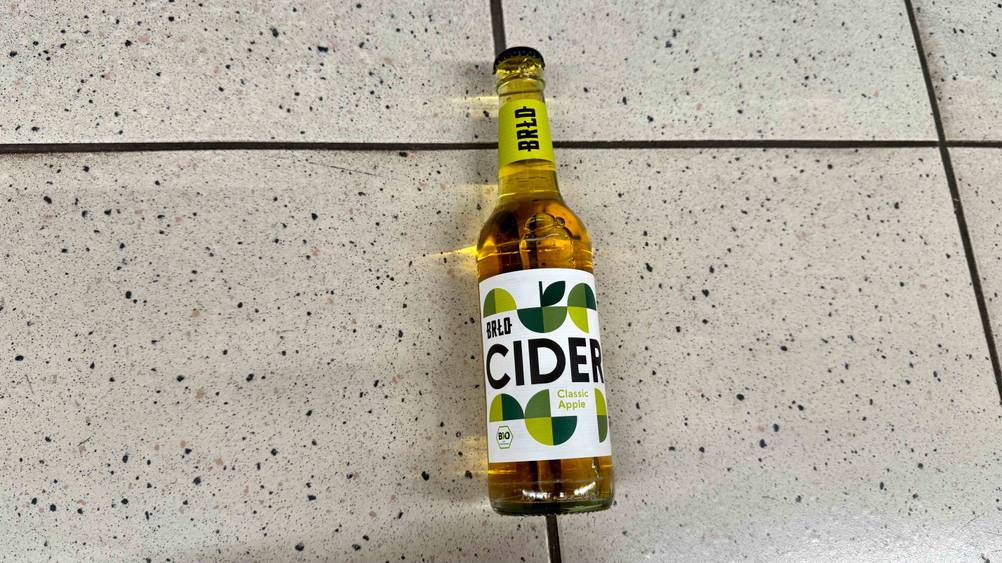 Getestet: Ein Apfelwein liegt auf einem Fließenboden.