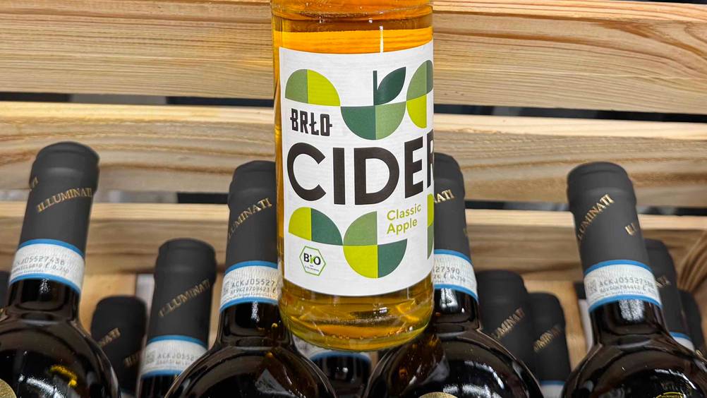 Apfelwein getestet: Nahaufnahme des Labels auf der Flasche mit Logo und Artikelbezeichnung.