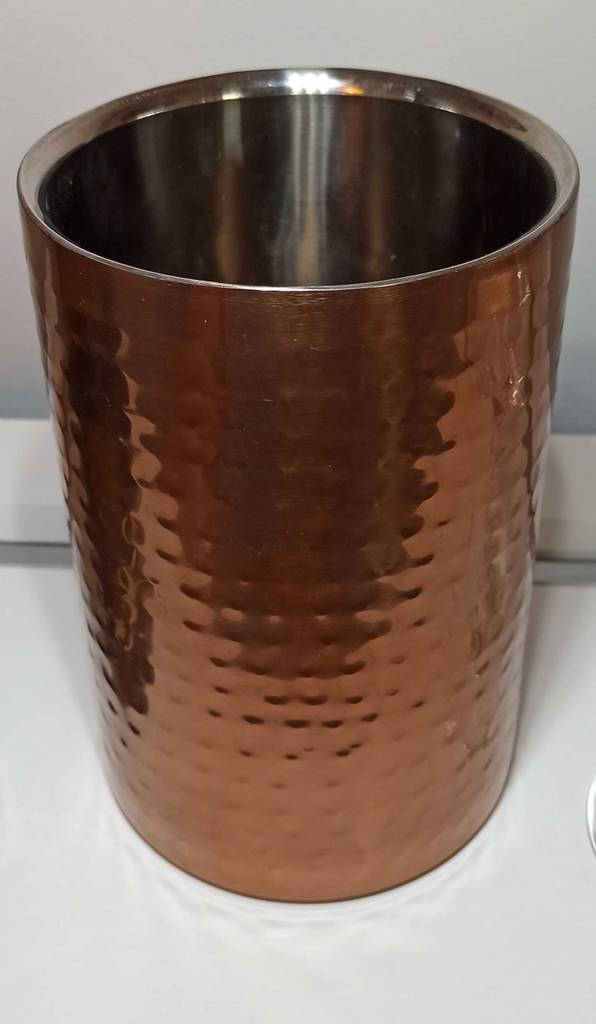 Nahaufnahme von Weinkühler von Apollo in 19cm, in Kupfer und gemustert.