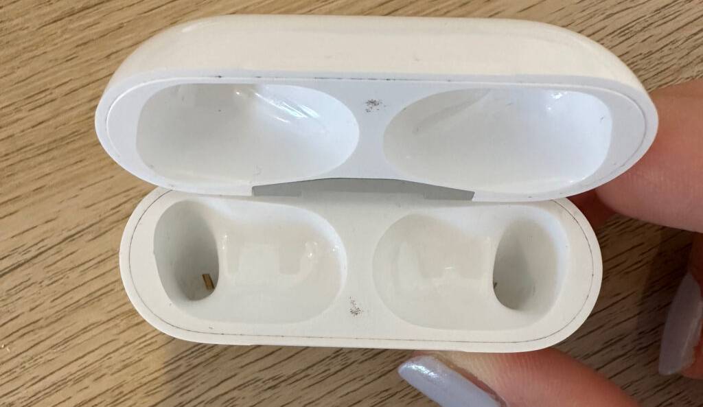 True-Wireless-In-Ear-Kopfhörer-Test: Ein weißes, geöffnetes Aufbewahrungsetui von einer Damenhand gehalten.
